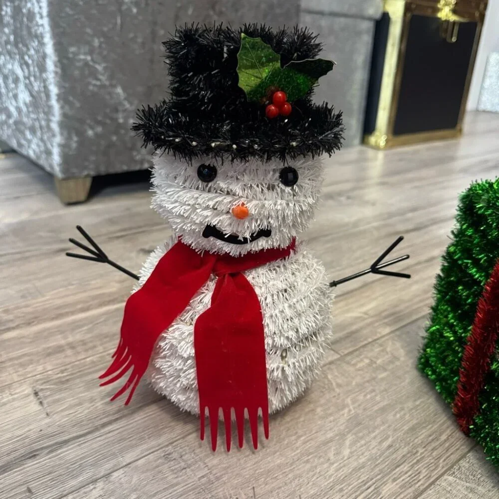 5 Christmas decor bundle present snowman snowflake tinsel sleigh Santa cute 🥰